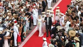 Charlene raggiunge l’altare al braccio del padre A destra Mario Poletti Polegato e Anna Licia Balzan invitati alle nozze In basso il bacio di Alberto di Monaco alla sposa