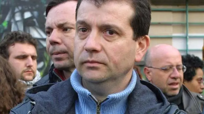CONSIGLIERE REGIONALE DI RIFONDAZIONE COMUNISTA AL CENTRO SOCIALE RIVOLTA