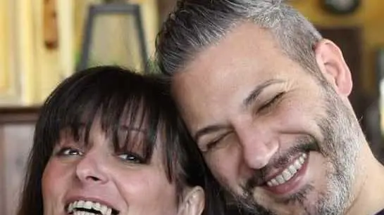 Una sorridente Paola Beda, 57 anni, con il fratello Dino, insieme gestivano la cartolibreria in via Kennedy