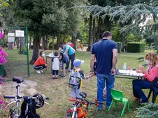 Alcuni bambini partecipano al centro estivo organizzato in un parco dalla scuola per l'infanzia ''In Crescendo'', Roma 15 giugno 2020. ANSA/FABIO FRUSTACI