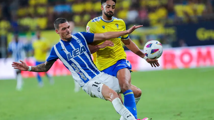 epa10800338 Cadiz's defender Chris Ramos (R) in action against Alaves' Rafa Marin during the LaLiga soccer match between Cadiz CF and Deportivo Alaves at Nuevo Mirandilla stadium in Cadiz, Andalusia, Spain, 14 August 2023. EPA/Roman Rios