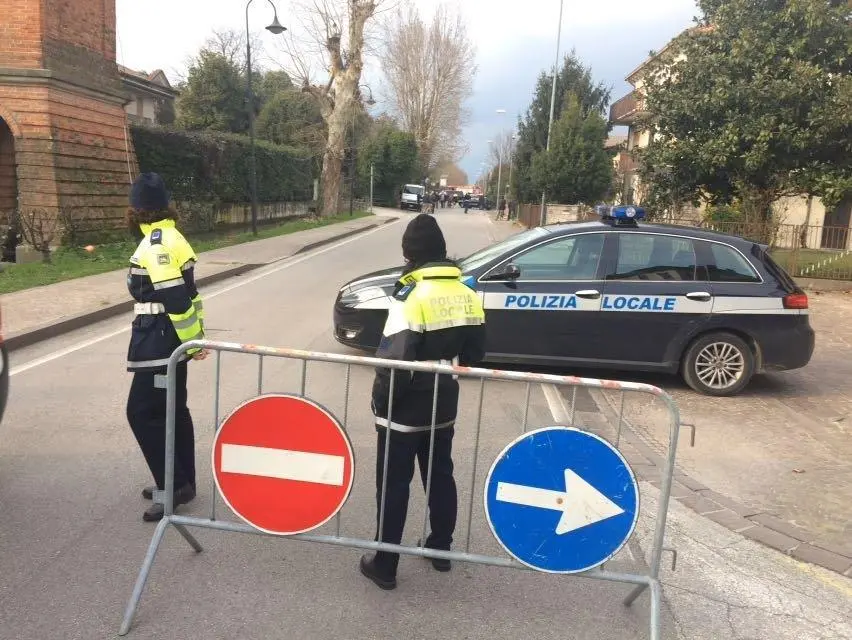 Il posto di blocco dei vigili in via Montegrappa