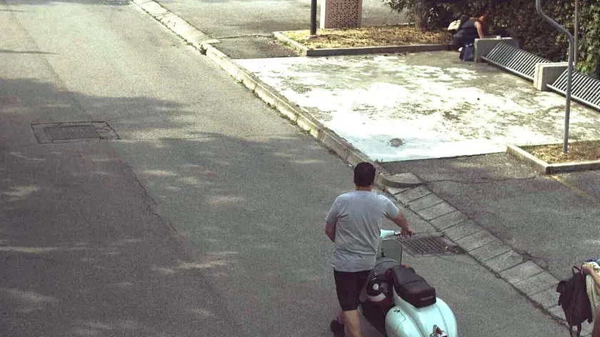 Il fotogramma che conferma la sanzione al vespista entrato nella Ztl di Abano
