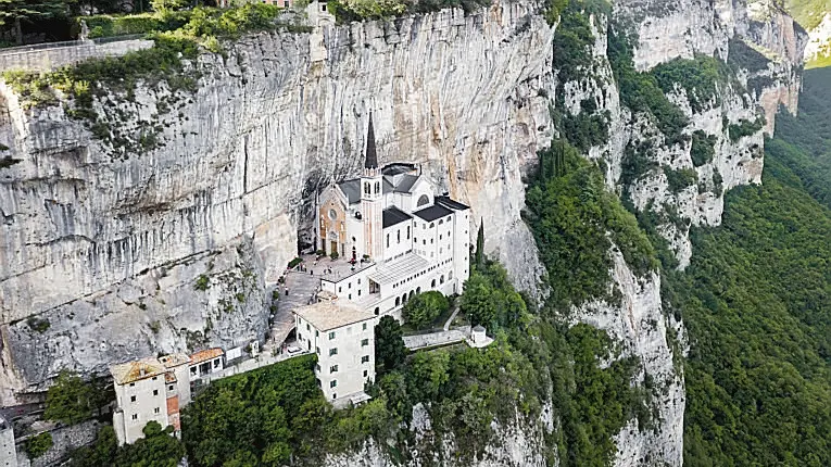Il Santuario della Madonna della Corona alle pendici del Monte Baldo