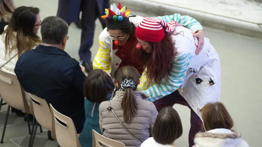 28/01/2015 Citta' del Vaticano, udienza generale del mercoledì'. Nella foto due medici clown salutano i malati in prima fila