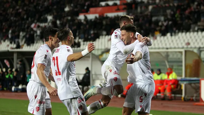 L'esultanza del Padova per il gol del 2-0 (foto Piran)