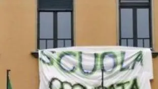 Uno striscione esposto fuori da una scuola occupata