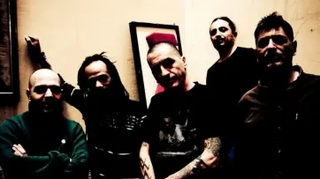Il gruppo Almamegretta accompagnato da Raiz la voce della formazione Un sound che mescola generi facendone un risultato «totale» ma soprattutto «napoletano» La tappa a Padova è la prima di una serie europea
