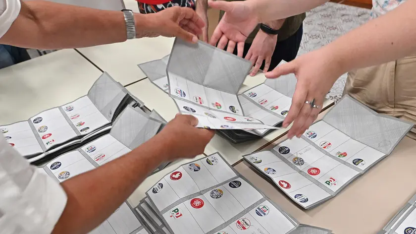 Spoglio delle schede delle elezioni europee presso il seggio in via Ada Negri a Torino, 9 giugno 2024./// The counting of European election ballots at the polling station in via Ada Negri in Turin, Italy, 09 June 2024. ANSA/ALESSANDRO DI MARCO