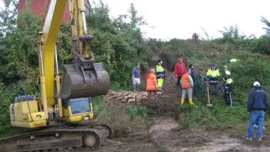 IL TECNICO E L’INTERVENTO SULL’ARGINE Sergio Castagnaro e, sopra e a sinistra operai al lavoro per tappare la falla sul Frassine