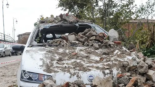 Este, 15.10.2014 Danni da maltempo ancora presenti due giorni dopo il fortunale. ph. Zangirolami. Nella foto: auto ancora da rimuovere sotto le macerie