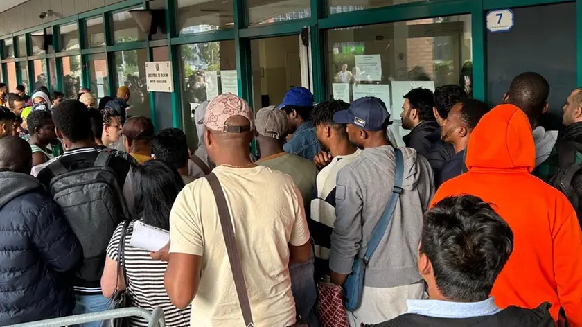 Il caos davanti all'Ufficio immigrazione della Questura di Padova
