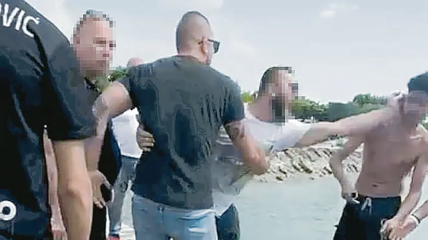 Uno degli adolescenti picchiati dalla squadraccia razzista a Peschiera