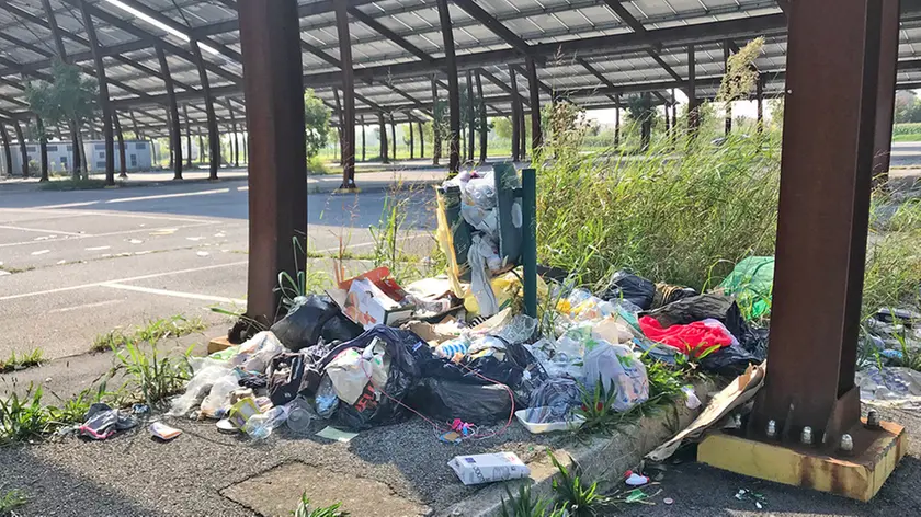 MARIAN - FOTOPIRAN - PADOVA- RIFIUTI PARCHEGGIO SUD STADIO EUGANEO