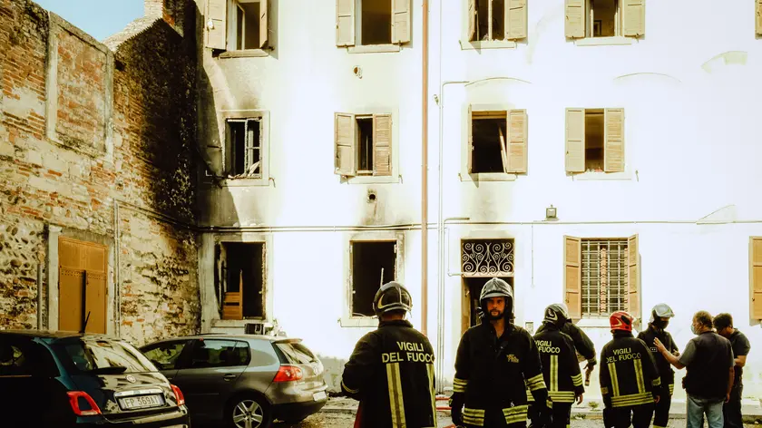 Vigili del fuoco sul luogo dell'esplosione avvenuta questa mattina in una palazzina in via San Giovanni in Valle, nel quartiere di Veronetta, Verona, 18 settembre 2020. ANSA/CLAUDIO MARTINELLI