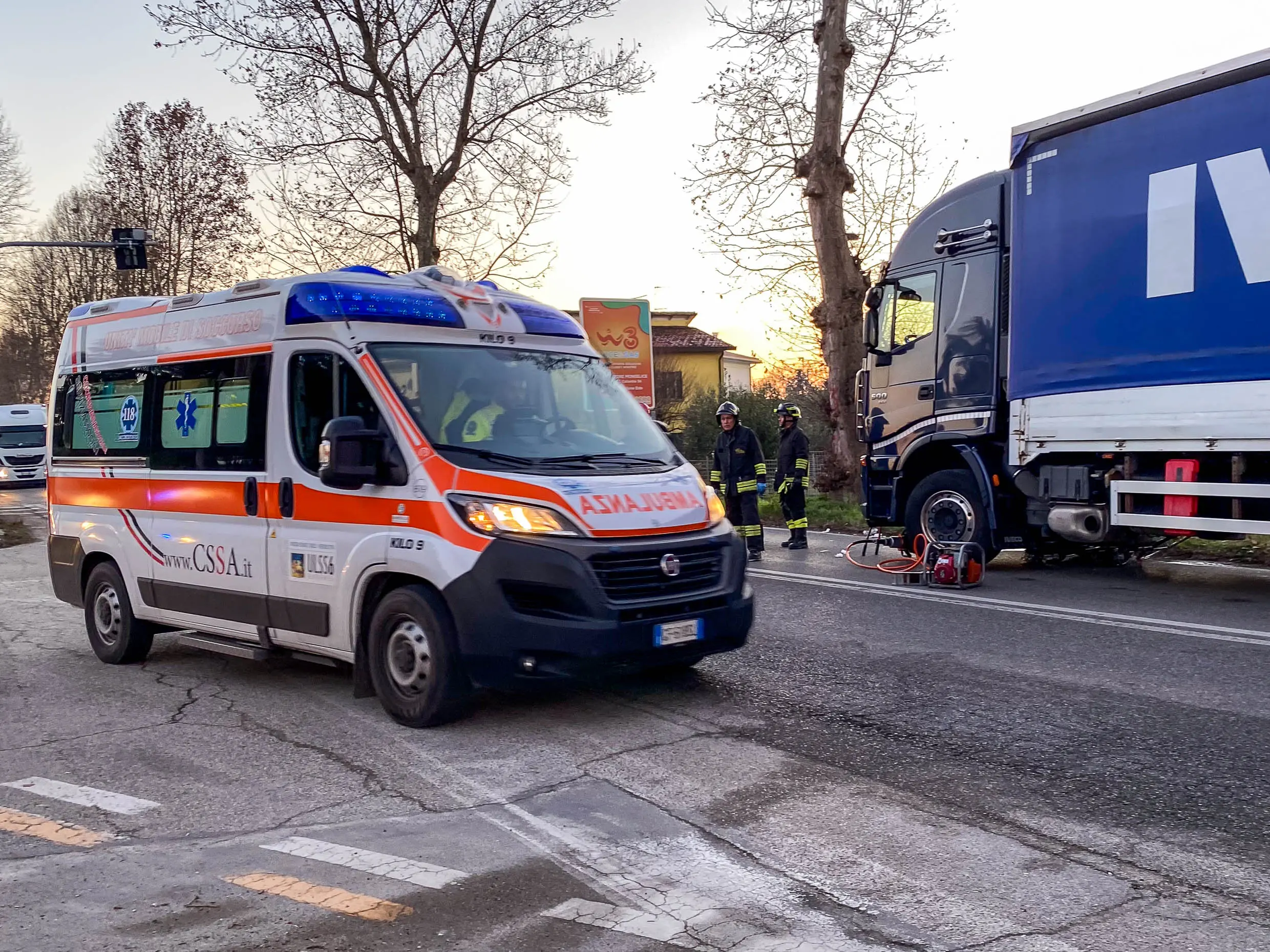 Monselice (PD), 12 gennaio 2024. Uomo investito da un camion in Via Rovigana a Monselice. Nella Foto: il ferito viene portato via in ambulanza