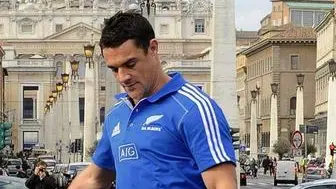 epa03473800 A handout picture released by Adidas on 16 November 2012 shows Dan Carter of the New Zealand All Blacks performing on the streets of Rome, Italy, 16 November 2012, in front of the St. Peter's Basilica (background). The All Blacks will face Italy in a rugby test match on 17 November 2012 at Olimpico Stadium in Rome. EPA/CLAUDIO VILLA - ADIDAS HANDOUT EDITORIAL USE ONLY/NO SALES