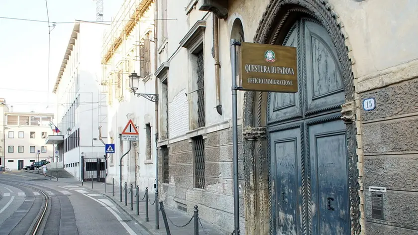 FERRO - AGENZIA BIANCHI - PADOVA - PORTONE INGRESSO UFFICIO IMMIGRAZIONE QUESTURA