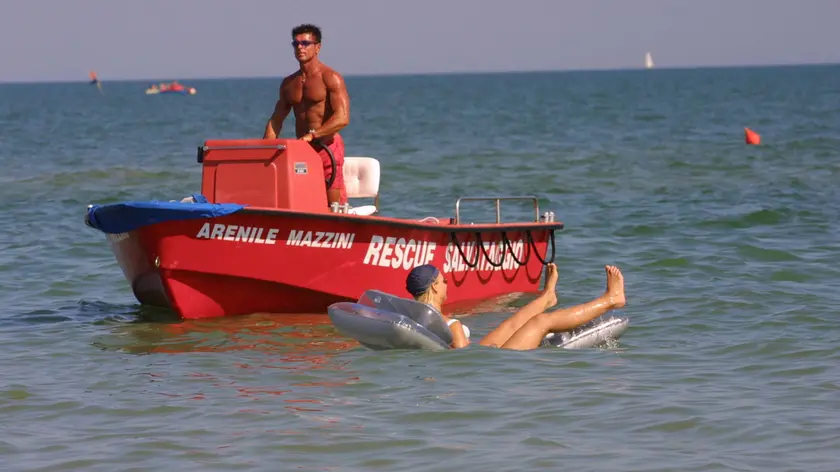 Jesolo (VE):.La spiaggia..02/08/2001 © Light Image Studio..Morsego.