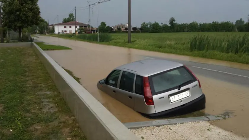 Auto fuori strada a Curtarolo