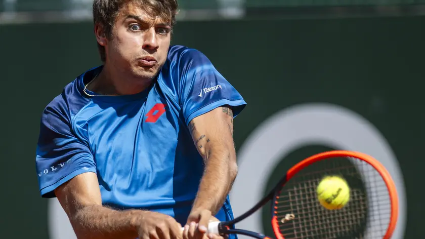 epa11367836 Flavio Cobolli, of Italy, returns a ball to Casper Ruud, of Norway, during their semi-final match, at the ATP 250 Geneva Open tennis tournament in Geneva, Switzerland, 25 May 2024. EPA/MARTIAL TREZZINI