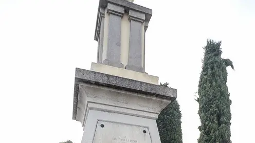 Battaglia Terme (PD), 03.11.2014 Bruno Savin, ex sindaco, ha compiuto una ricerca sui caduti della Grande Guerra. ph. Zangirolami. Nella foto: Savin accanto al monumento dedicato ai caduti dell'ospedale militare che esisteva a Battaglia