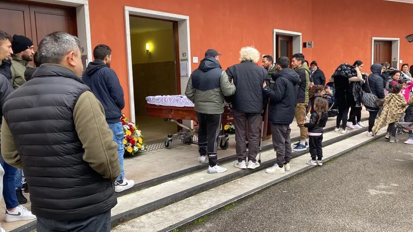 La cerimonia in obitorio per il capo rom