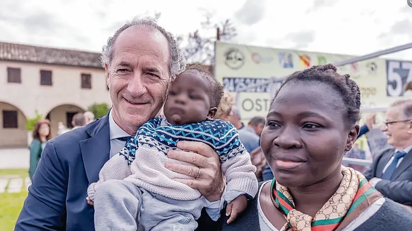 Il governatore Luca Zaia con il piccolo Imran e mamma Elizabeth