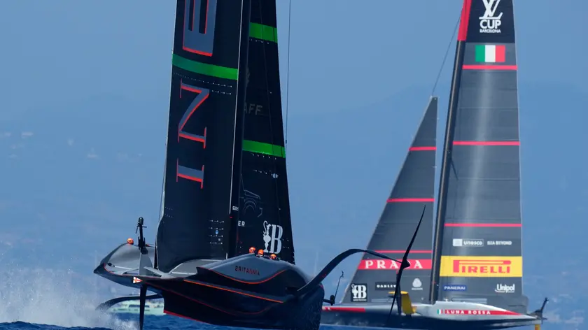 epa11562749 The British ship INEOS Britannia (L) and the Italian Luna Rossa Pirelli in action during the Louis Vuitton Preliminary Regatta of the 37th America's Cup, in Barcelona, Spain, 24 August 2024. EPA/Siu Wu