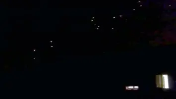 SCIA IN CIELO. La foto delle palline bianche scattata da un lettore