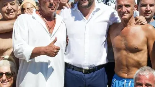 Il segretario della Lega Matteo Salvini in visita alla spiaggia 'fascista' Punta Canna di Chioggia gestita da Gianni Scarpa, Venezia, 18 luglio 2017. ANSA/SCARPA