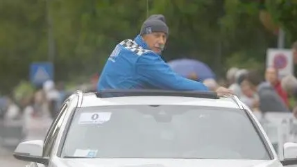 Carlo Endrizzi mentre dall'ammiraglia dirige una corsa