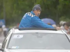 Carlo Endrizzi mentre dall'ammiraglia dirige una corsa
