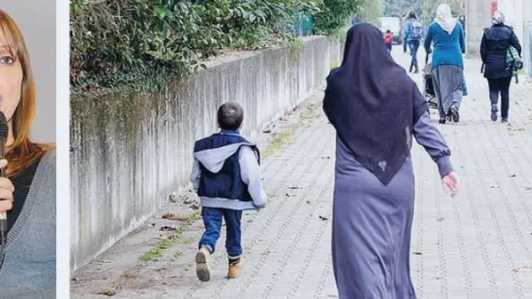 Rosita De Bortoli e una mamma islamica con il figlioletto all'uscita della scuola