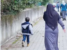 Rosita De Bortoli e una mamma islamica con il figlioletto all'uscita della scuola
