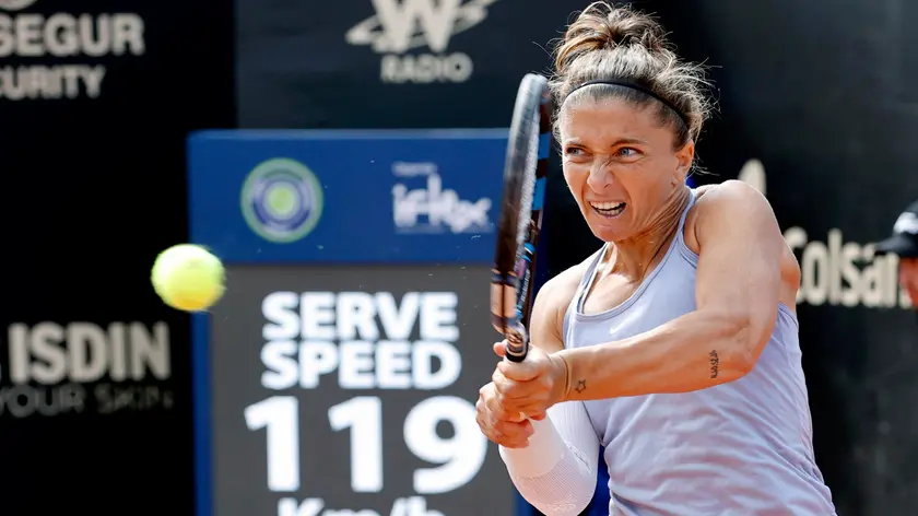 epa11261364 Italian tennis player Sara Errani in action against Romanian Irina Bara during a quarterfinal match at the Copa Colsanitas WTA tennis tournament in Bogota, Colombia, on 05 April 2024. EPA/Mauricio Duenas Castaneda