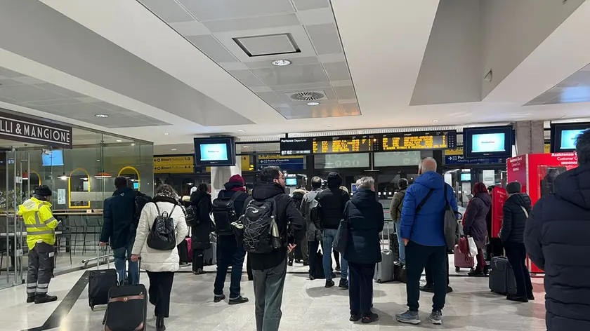 Passeggeri in attesa alla stazione ferroviaria di Trieste