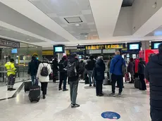 Passeggeri in attesa alla stazione ferroviaria di Trieste