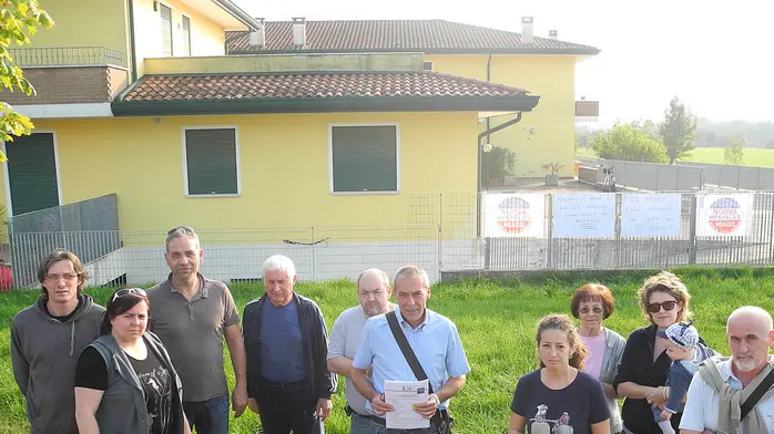 Monselice, 26.09.2014 Sit in dei residenti davanti al condominio di via M. Teresa di Calcutta ph. Zangirolami
