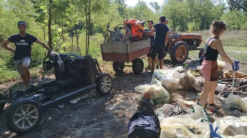 I rifiuti raccolti dai volontari sul Brenta a Fontaniva