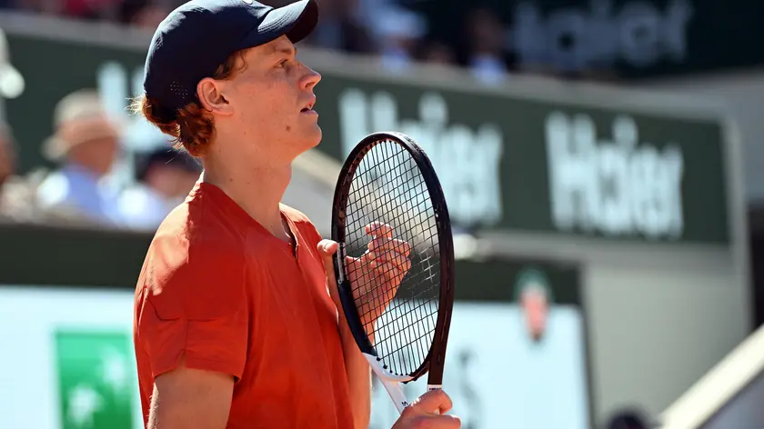 epa11395901 Jannik Sinner of Italy in action during his Men’s Singles semi final match against Carlos Alcaraz of Spain during the French Open Grand Slam tennis tournament at Roland Garros in Paris, France, 07 June 2024. EPA/CAROLINE BLUMBERG