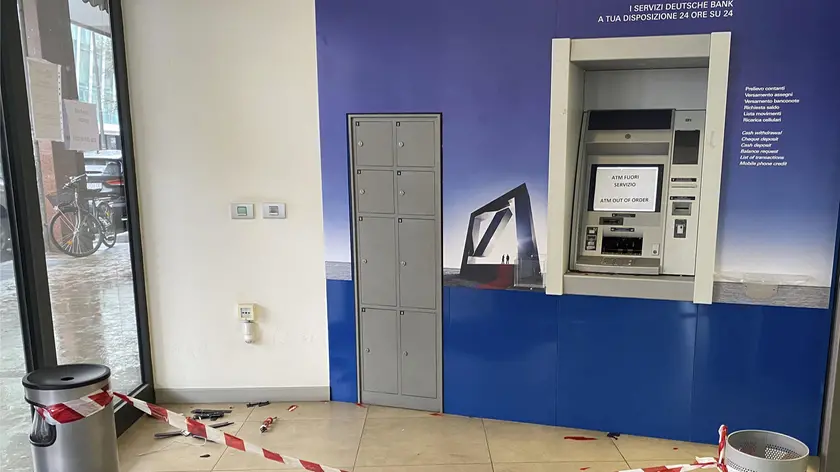 Lo sportello della Deutsche Bank preso d’assalto in via Matteotti a Padova