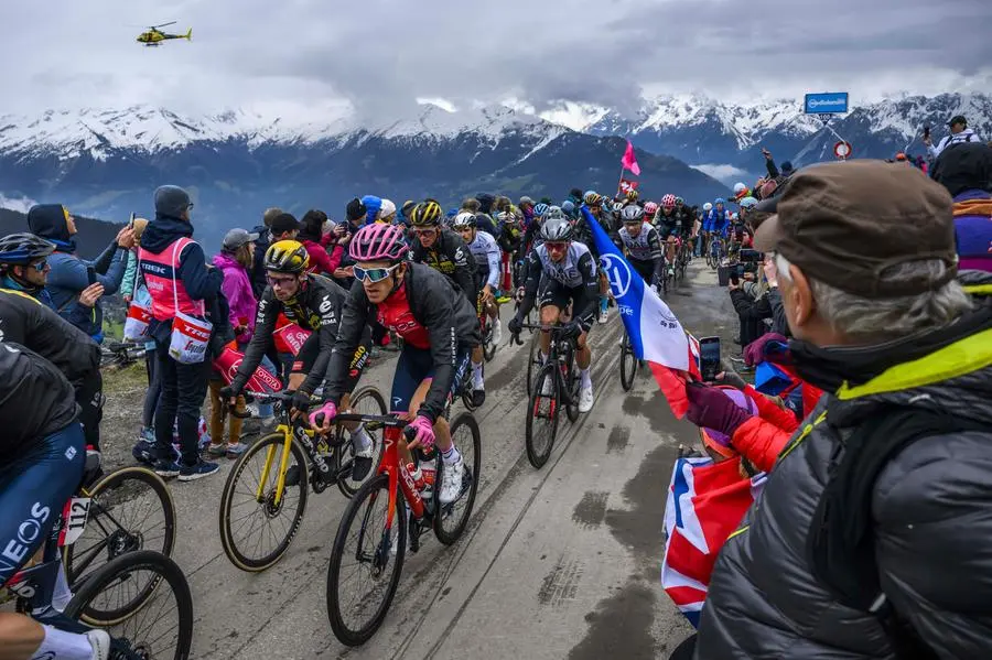 Thomas e Roglic sulla prima salita di giornata il Col del la Croix de Coeur