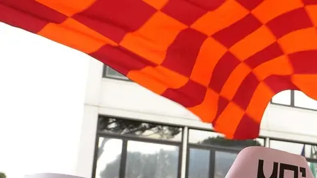 Al motto di "Mo' Basta", slogan nato sui social network, questa mattina un centinaio di tifosi della Roma si è data appuntamento sotto la sede della Federcalcio, in via Allegri, per un sit-in di protesta in seguito agli errori arbitrali che hanno contraddistinto la scorsa giornata di campionato. Sotto accusa, da parte dei tifosi giallorossi, anche la discussa norma sulla discriminazione territoriale che stasera costringerà la squadra di Garcia a giocare contro l'Inter in un Olimpico semideserto (squalificate curve e Distinti Sud). ANSA/ROBERTO TEDESCHI