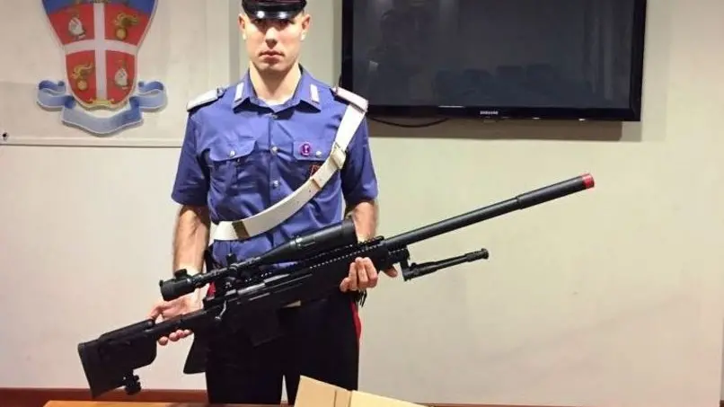 Un carabiniere con le armi da softair sequestrate