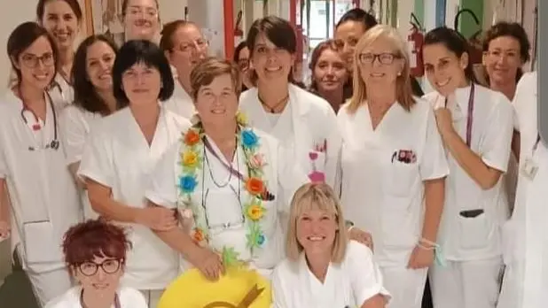 Daniela Beraldo, al centro della foto, festeggiata dalle colleghe