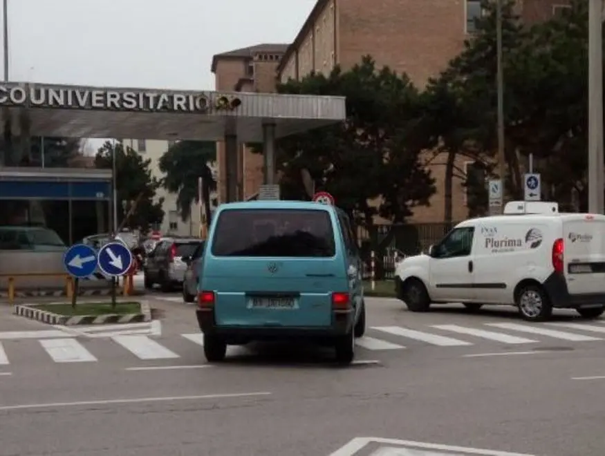 Auto in coda per accedere al Policlinico