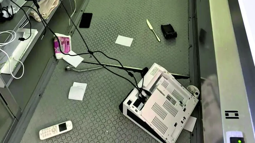 Quanto resta del registratore di cassa preso di mira
