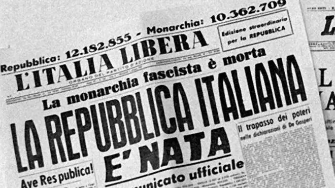 Le prime pagine dei quotidiani italiani annunciano a caratteri cubitali la nascita della Repubblica nel giugno del '46, in seguito alla vittoria repubblicana del referendum istituzionale. MASSIMO CAPODANNO/ANSA