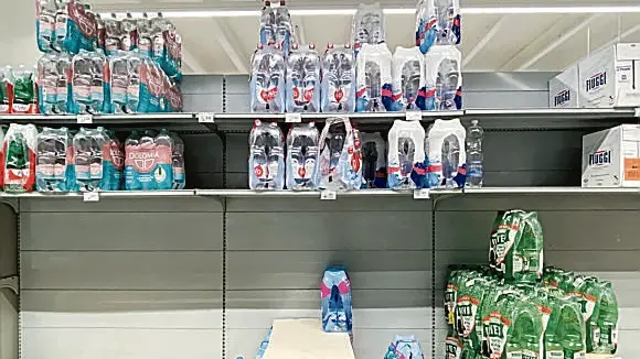 In questa e nelle altre foto dell'articolo la corsa alle casse d’acqua vista ieri mattina all’Eurospar e al Lando di Conselve